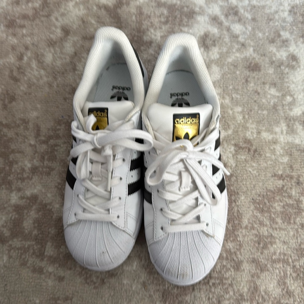 Authentic Adidas kids superstar size 6